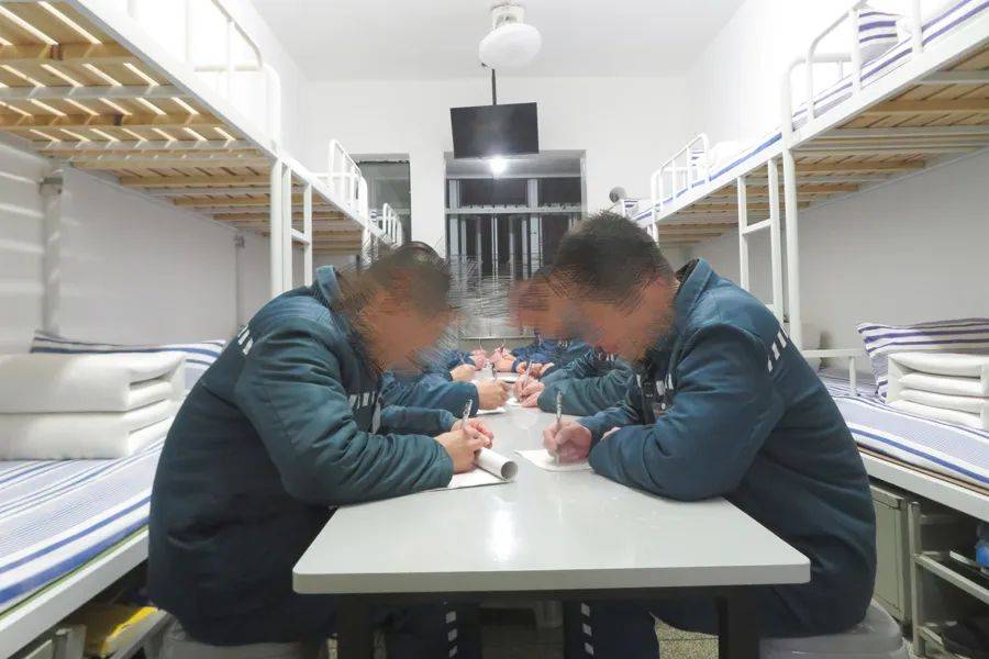皇冠信用网会员开户
_男子在上海监狱服刑11年皇冠信用网会员开户
，出狱前才得知两位家人已病逝...极大生活困境，他深深担忧→